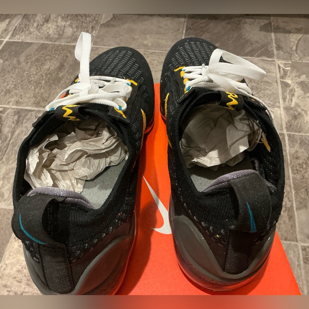 Nike Air Vapormax 2021 Flyknit - Picture 2 of 8